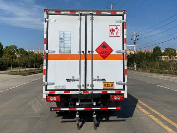楚勝牌CSC5045XRYB6型易燃液體廂式運(yùn)輸車(chē)